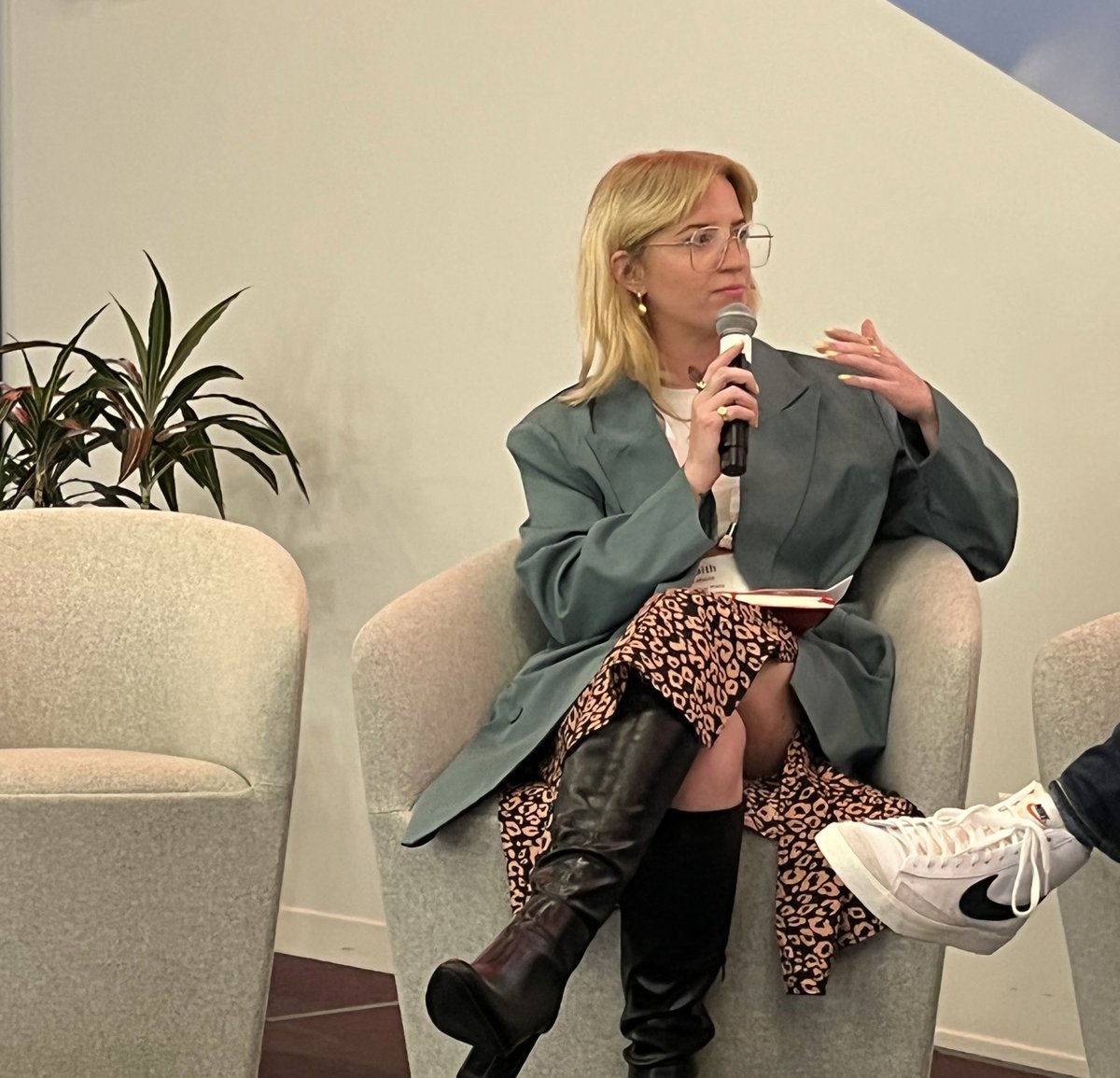 The Omnichannel Approaches for a Consistent Brand Experience panel shows how a seamless and unified shopping experience is crucial for brands to have as customers do more online, mobile, and social shopping. 

#omnichannel #onlineshopping #socialshopping