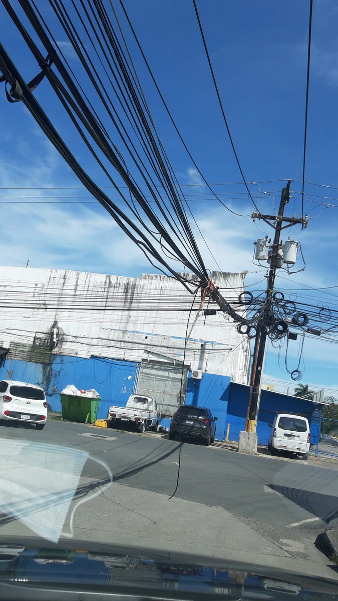 Un llamado a los responsables de evitar una desgracia ante potencialidad de una descarga eléctrica sobre un auto o personas. Actuemos con antelación, por favor!