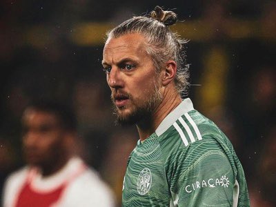 J4CKK86's tweet photo. @jimmybullard doing bits in goal #ajaxvsliverpool https://t.co/1SdhU4vkEZ