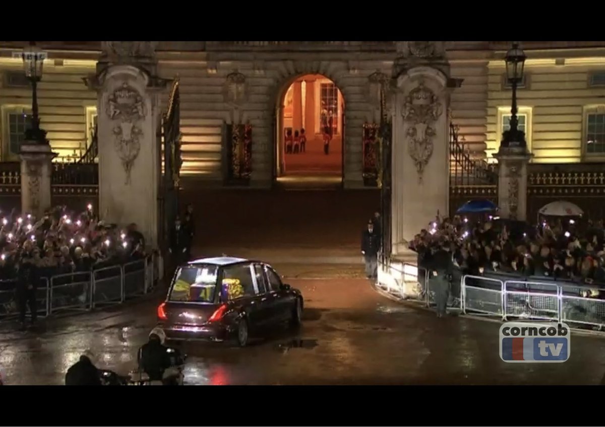 ITYSL_memes's tweet photo. Incredible scenes unfolded as #QueenElizabethll’s coffin arrived to Buckingham Palace https://t.co/1Up0isJHqS