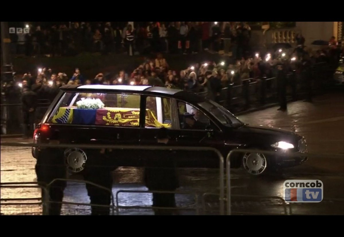 ITYSL_memes's tweet photo. Incredible scenes unfolded as #QueenElizabethll’s coffin arrived to Buckingham Palace https://t.co/1Up0isJHqS