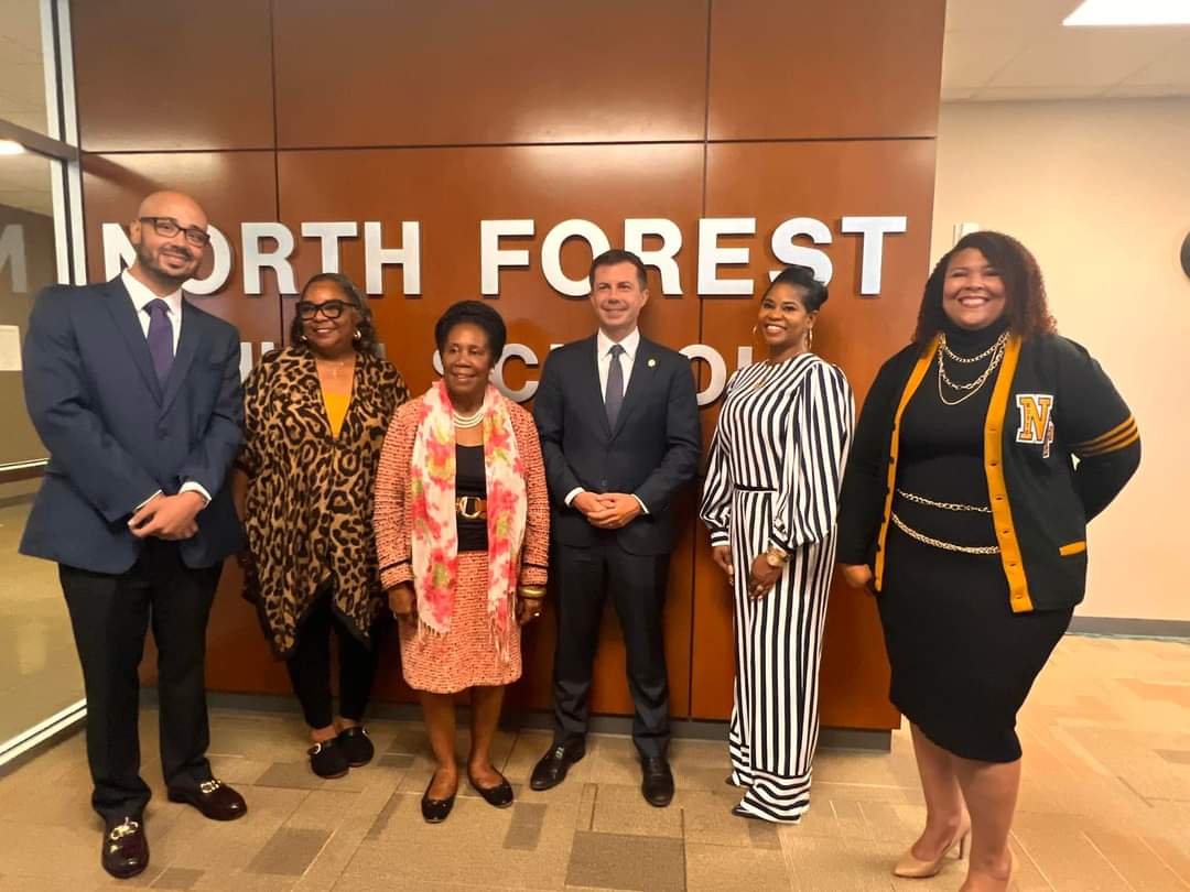 mzkatdan's tweet photo. Thank you TransportationSecretary @PeteButtigieg @JacksonLeeTX18 for visiting  @NorthForestHigh. @mariedadams @HISDPressOffice @HISDREADY2RISE @HisdMyrna @HISDREADY2RISE https://t.co/NAnUq4lBKz