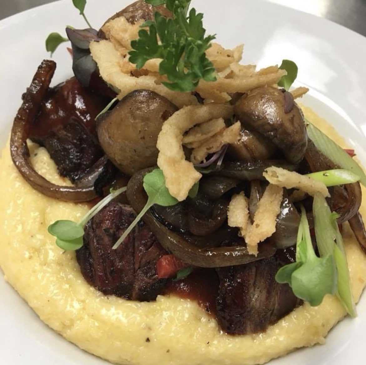 Chef_VNell's tweet photo. Cheddar Grits, Beef Tips, Caramelized Onions, Balsamic Mushrooms Crispy Onions #chefvnell #cheflife #greatfood #chefworld #truecooks #neworleansfood #chefstable #kitchenbeast #ironchef #gottahaveitseasonings #chefsroll #chefstalk https://t.co/tSqIztxtCq