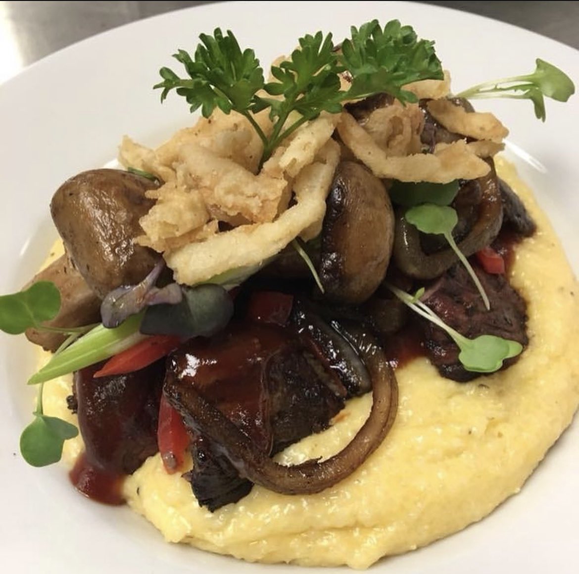 Chef_VNell's tweet photo. Cheddar Grits, Beef Tips, Caramelized Onions, Balsamic Mushrooms Crispy Onions #chefvnell #cheflife #greatfood #chefworld #truecooks #neworleansfood #chefstable #kitchenbeast #ironchef #gottahaveitseasonings #chefsroll #chefstalk https://t.co/tSqIztxtCq