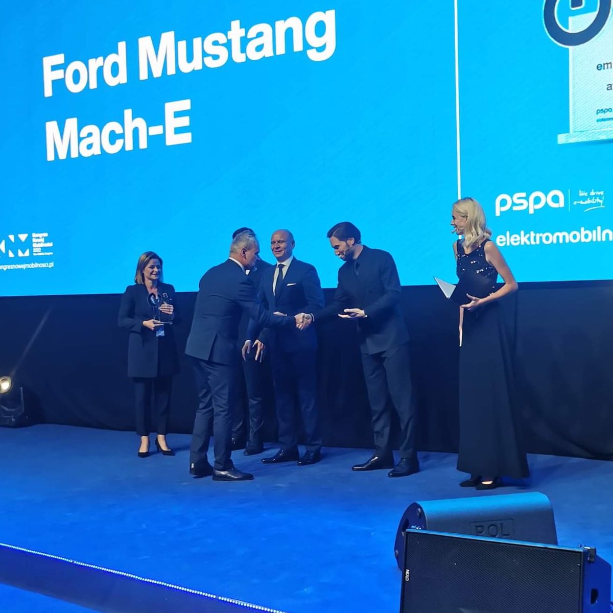 otomotopl's tweet photo. Ford Mustang Mach-E - elektrycznym samochodem roku w konkursie Emobility Media Awards. Nagrodę przyznawaną przez @PSPA oraz @PSMMonitoring mediów, podczas uroczystej Gali #KNM2022 wręczała Agnieszka Czajka, GM #OTOMOTO https://t.co/XfeVXyPlvr