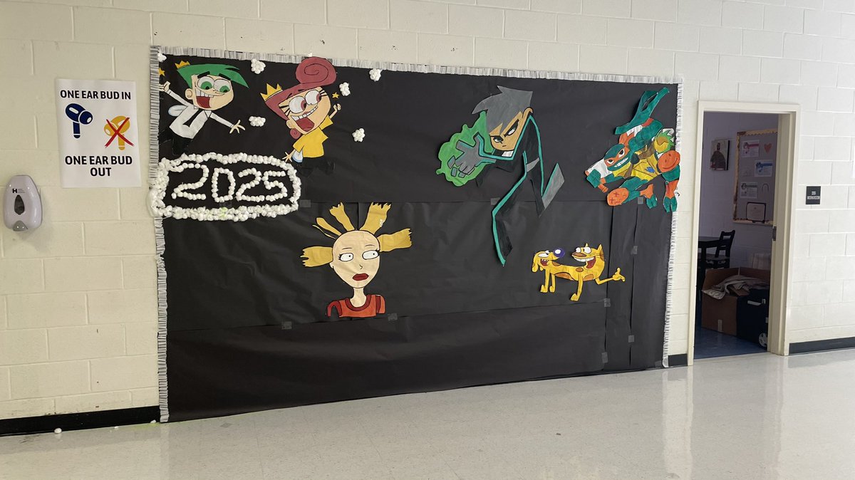 MrsCrabtr33's tweet photo. #ELHS #HOCO2022 #HallDecor #CO2025 #Nickelodeon https://t.co/kzEXyrDdH8