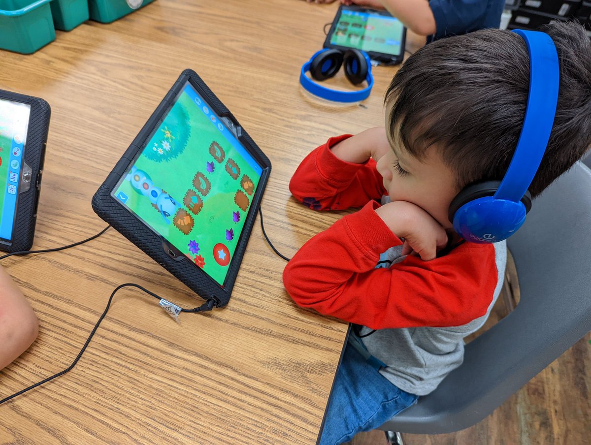 TimbersSTEM's tweet image. Always such a great way to end my Tuesday! Robots everywhere in @JMarquez_TE&apos;s class! @HumbleISD_TE @TEMsSowa @MrGriffin_TE