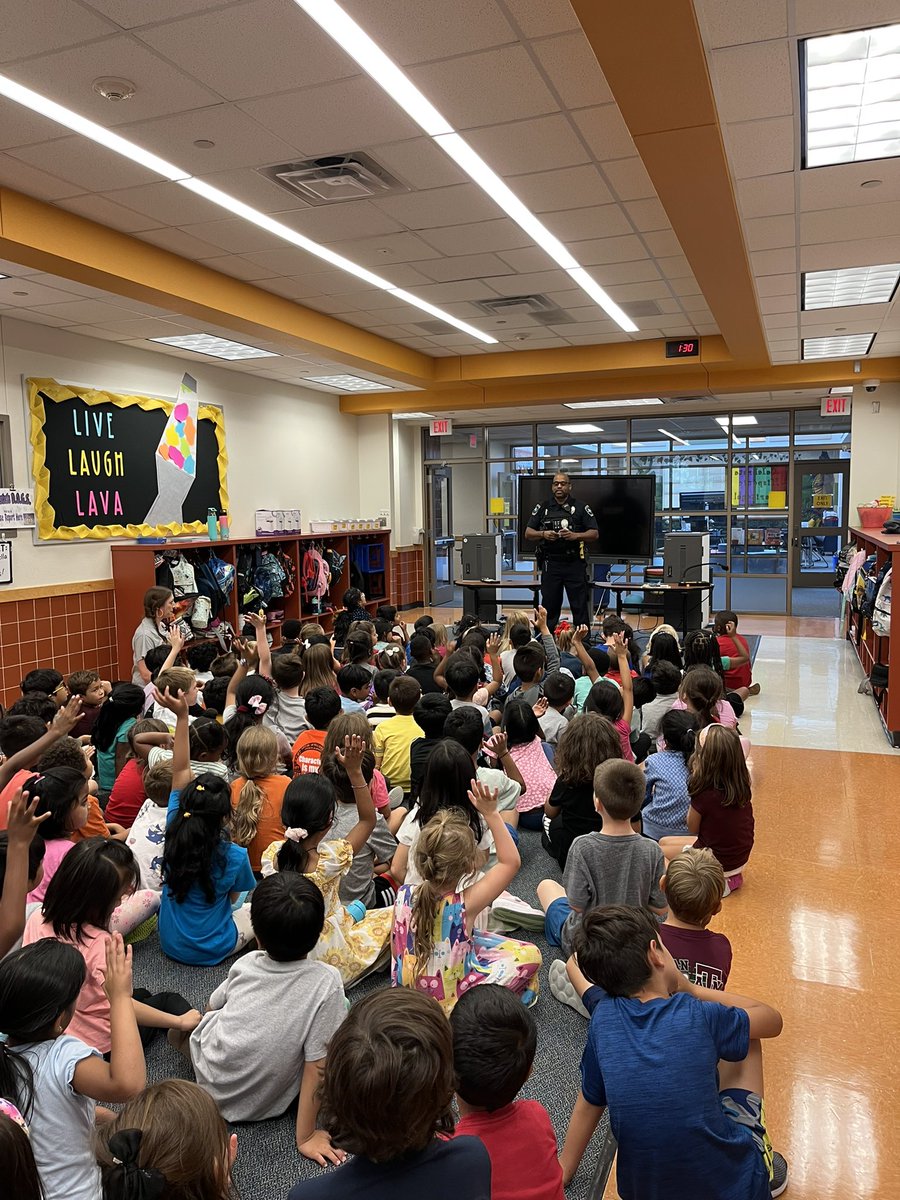 schoolwithstew's tweet photo. First Grade was so lucky to have Officer Morris come speak to us about his job as a Police Officer for our Social Studies unit on Community Helpers and Authority Figures! #ourallenlegacy #firstgrade @allenelem https://t.co/xSi1LchvoD