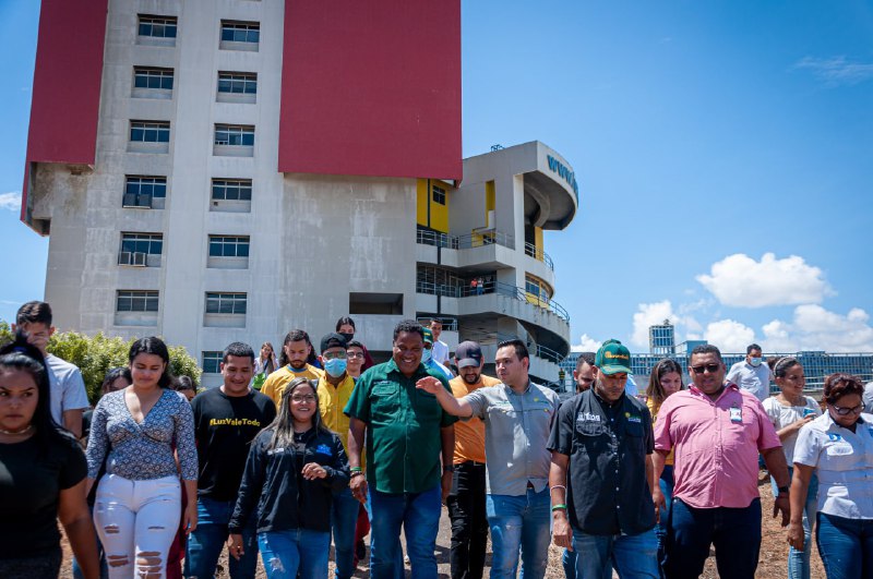 mcboalcaldia21's tweet photo. Se han recuperado distintos espacios de LUZ y se han visitado nueve veces las instalaciones para ir interviniendo cada área. Ya se entregó el #ProyectoALA en el núcleo salud, la iluminación del área perimetral al rectorado nuevo y MACZUL, además del alumbrado del rectorado nuevo. https://t.co/E1WhGpENMF