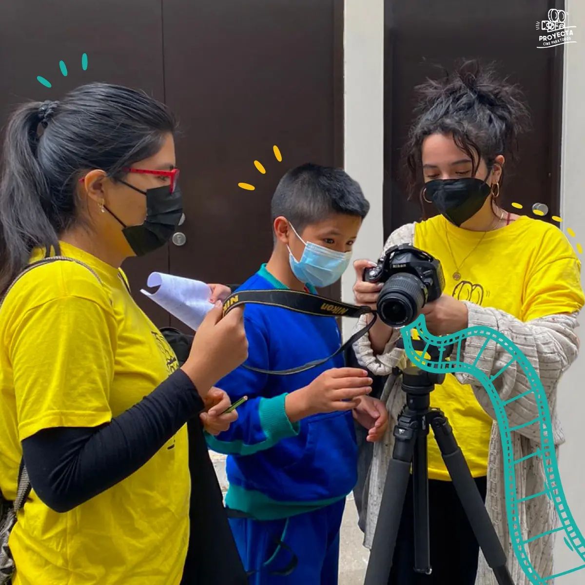 cine_proyecta's tweet photo. #ProfesProyecta | Estamos muy contentos que nuestros niños, niñas y adolescentes inicien la realización de sus proyectos audiovisuales 🎥 Agradecemos a todos nuestros profes voluntarios por apoyar en cada paso a nuestros infantes 👦🏻👩🏽 https://t.co/5l1VT5zSht