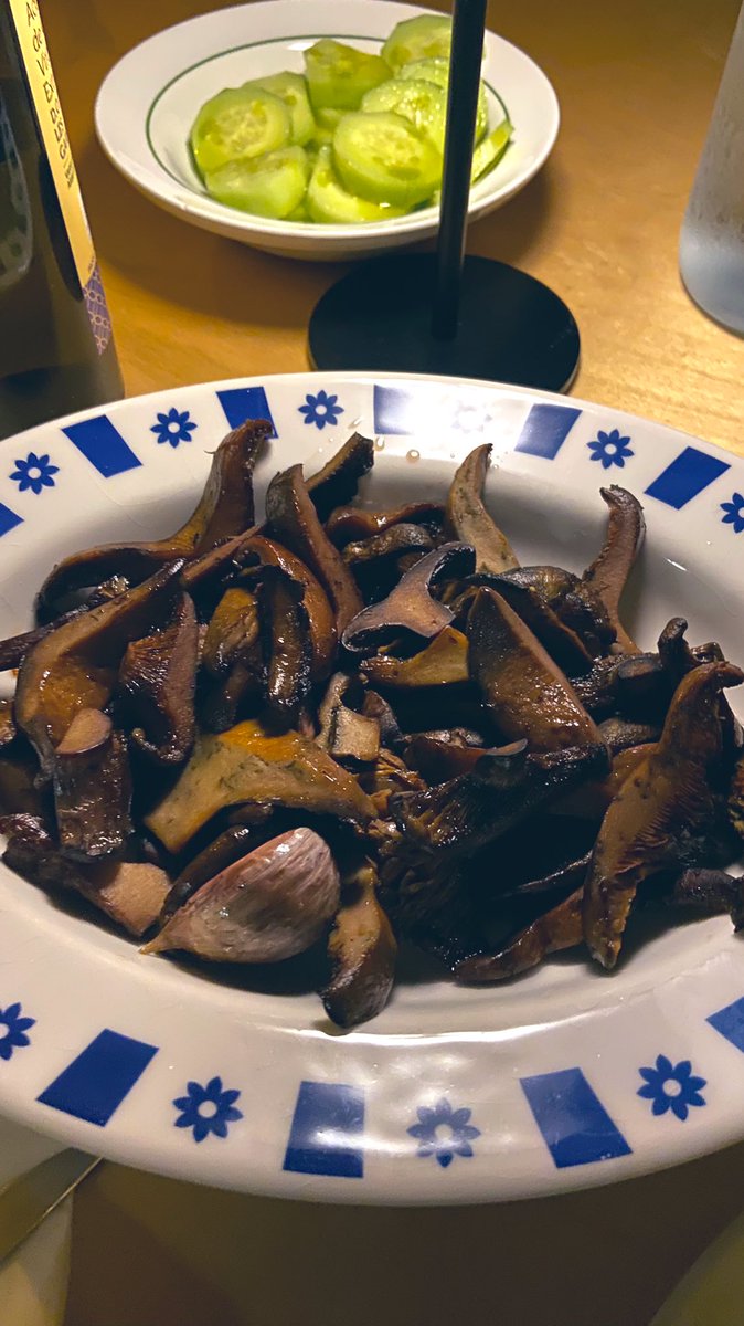 PuriNaya's tweet photo. Podeu anomenar-ho esclatasangs , boletus, pebrassos, rovellons, fongs o setes... jo li dic: amor infinit per la meua @CristinaBrotons que me’ls ha regalat i me’ls he menjat súper agust. 😎
#CompisGuays #teikers https://t.co/WQ95ZhAJTf