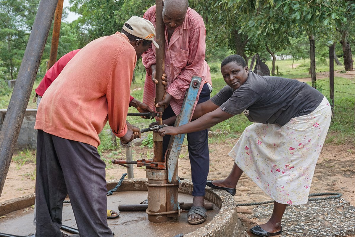 esaczim's tweet photo. Community members fixing their borehole in Zimbabwe. #esazw #watersupply #cleanwater #zimbabwe #environment @water @zinwawater @ZimboGreen @YaleE360 @EnvirForUPSC @ClimateHuman @wclimate @mitzijonelle @ESA_org @esac @EPAwater https://t.co/S1y7OGN659