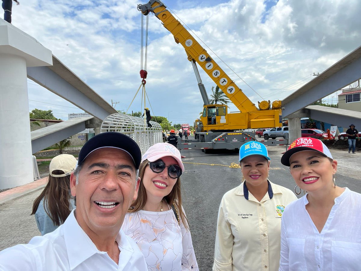 Coparmex_PR's tweet photo. Acompañamos al Director de la @SICT_Veracruz, el Ing. Ramón Álvarez Fontan y a la Alcaldesa de Vega de la Torre Veracruz a la colocación del Puente Peatonal en la Carretera: Poza Rica-Veracruz con estas obras se da seguridad a los usuarios que cruzan la red carretera federal. https://t.co/PSTKWRUP27