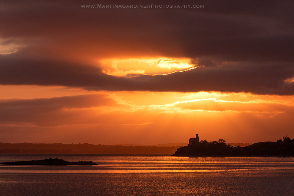 martinagardiner's tweet photo. Down by Inch Castle tonight .  You just never know when the sky will be at its best so you wait and see what happens next. Such a lovely way to spend a while.   Here is my favourite image from earlier tonight  #InchIsland #Donegal https://t.co/H56kIFEm3g