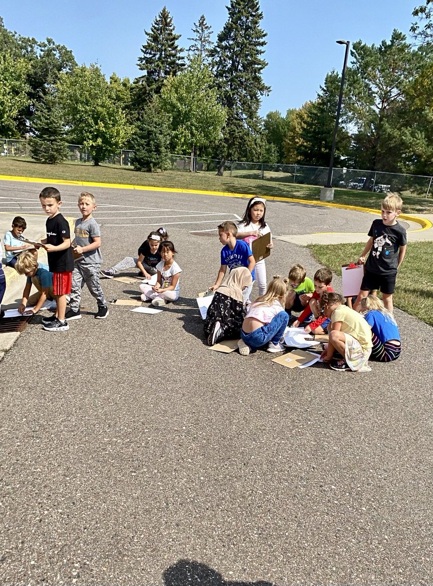 elizabethjosel1's tweet photo. TEXTURE detectives! The Pure joy of discovery!!!!#gwgreats #wayzatacreates https://t.co/JtfDc1m0DC