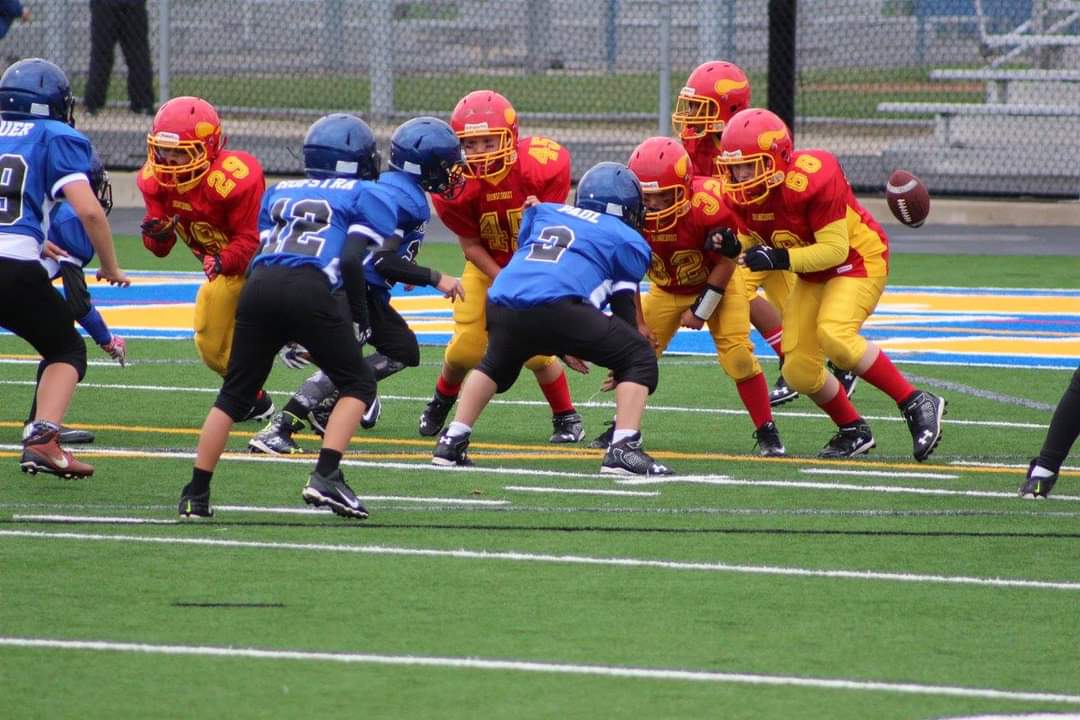 AustinP7761406's tweet photo. my first year of football. 2015. 9 year old me #2 getting  #doubleteamed
on #defense https://t.co/t3peef4AUy