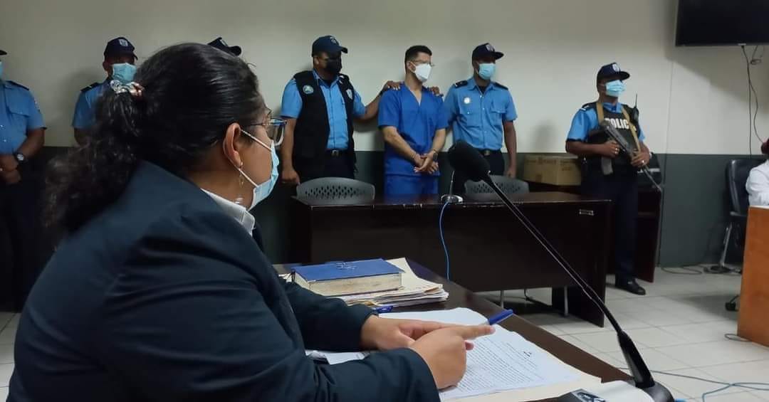 UNOLiveNic's tweet photo. #AHORA Condenado a trece años de cárcel el excapitán de la Policía Francisco Ramón Flores Donaire, por el homicidio del médico ortopedista Jorge Ernesto Herrera Chávez, de 28 años. 

@NicasBot @ReporteNi @traficoni https://t.co/HNBqKJ2fXV