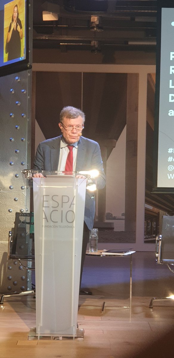 DiegoMoldesGonz's tweet photo. Un lujo escuchar al sabio #RogerChartier el mayor especialista europeo en la #Historia del #Libro y la #lectura
Chartier es colaborador en mi libro "#EnElVientreDeLaBallena #ensayo sobre la #cultura" con texto espléndido.
@revistatelos @GedisaEditorial @fundacionTef @G_Gutenberg https://t.co/bvawvQBsin