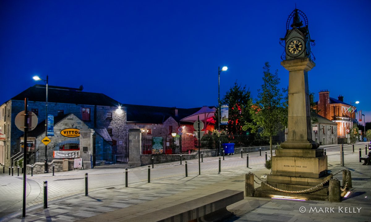 thewateredge's tweet photo. The Clock
#carrickonshannon
#enjoyleitrim
#leitrim
#townclock
#mainstreet
#nightsky https://t.co/JFgmSM4BEX