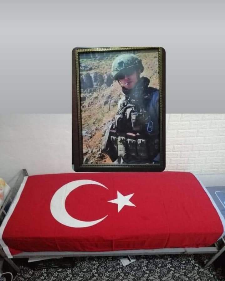 Bir yatağa Türk bayrağını sermek
Eksildim, eksildik demektir.
Uzun intikallerden sonra bir üstte dalgalanan bayrak; neşe, umut,güvendir.
Aldığın bir tepede,göndere çekilirken gururdur, heybettir.
Ama bir yatağın ve tabutun üstünde unutulmayacak birer acıdır.

Ruhun şad ola.