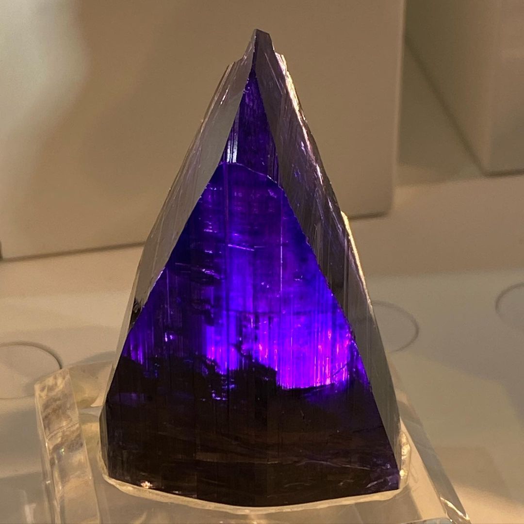 This Tanzanite from Merelani Block D, Tanzania 

Credit: The Focal Crystal

#minerals #crystals