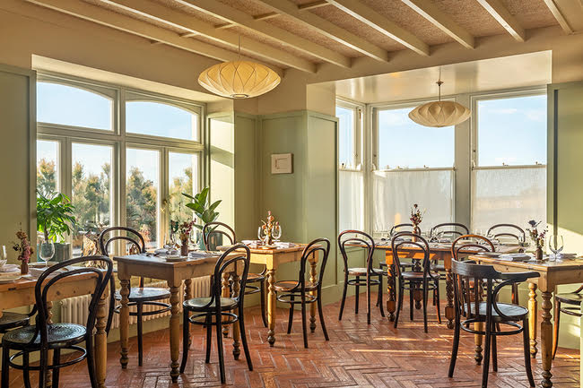 FortRoadHotel's tweet photo. Helmed by chef Daisy Cecil, our kitchen serves modern plates inspired by a great heritage of female food writers. The freshest ingredients available in Kent are sourced every morning and there are daily changes to the menu. 

Book on our website at the link in our bio. 

#fortroa https://t.co/jaD3Dg0IGS