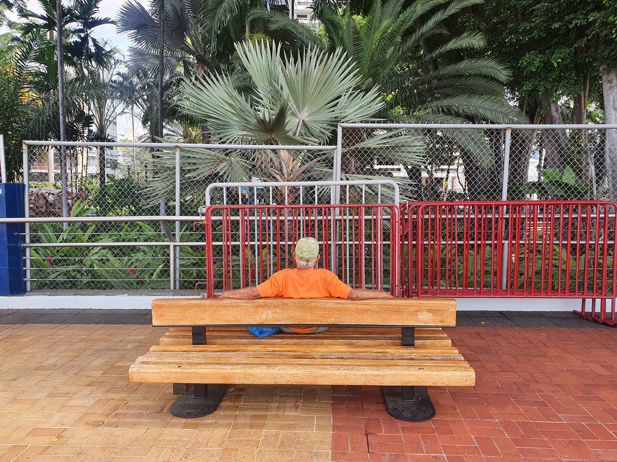 dianagonzi's tweet photo. Respecto al Malecón 2000 de Guayaquil. Esta fotito que tomé hace un par de meses representa muy bien la situación. Reja sobre reja sobre reja. Gran paisaje. Si quieres entrar a pasear por los árboles, tienes que pagar. Y ahora ni eso porque está cerrado nomás. https://t.co/urBieloz3y