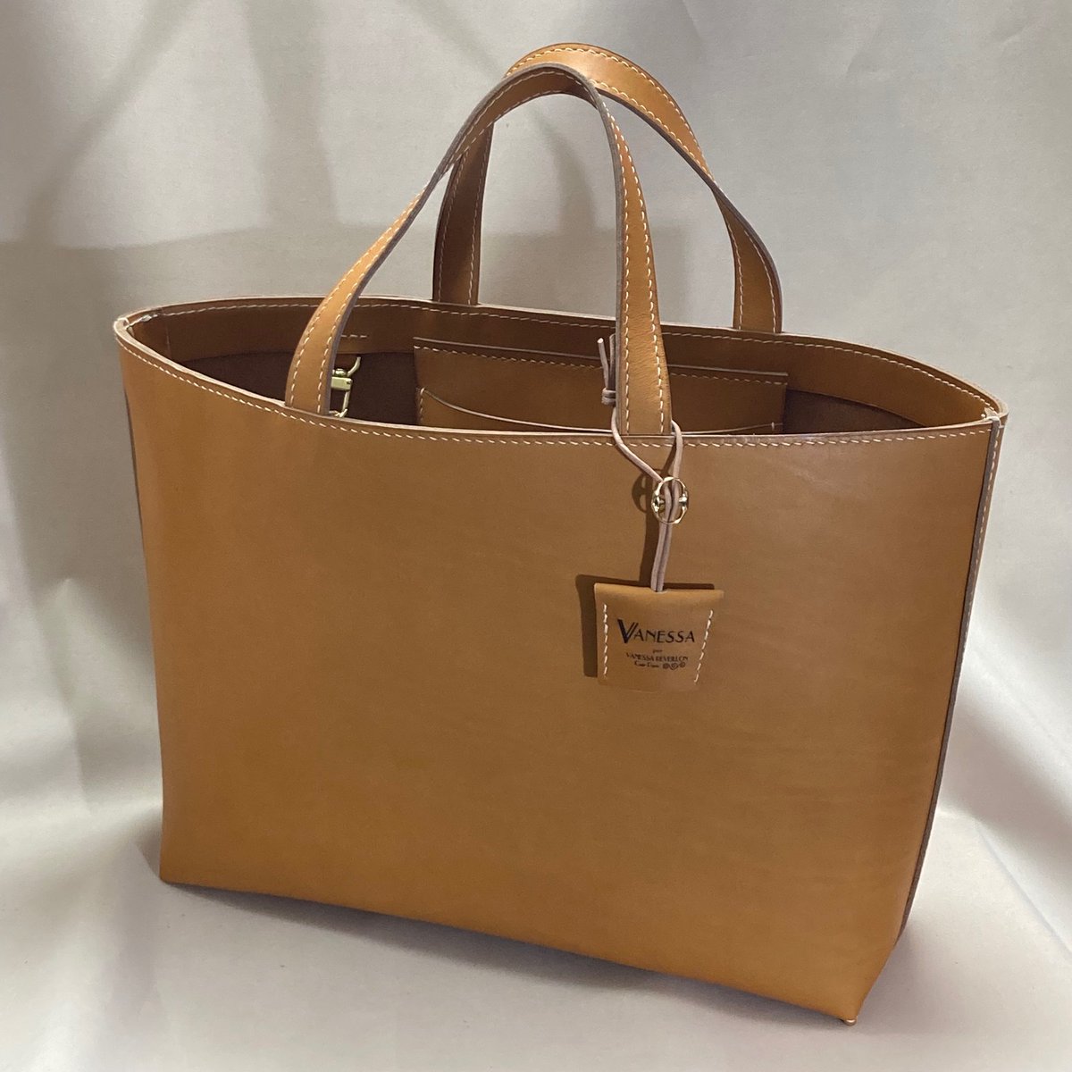 vanessreveillon's tweet photo. Je vous présente le maxi-cabas Madeleine réalisé entièrement à la main 🤚🏻 (découpe et couture) cousu 🪡 aux points selliers. Disponible à l'atelier #vanessa_reveillon_atelier_cuir #artisan #sellerie #atelierboutique #cuir #leather #paris #madeinfrance #maroquinerie #luxe https://t.co/VqYkdlItey
