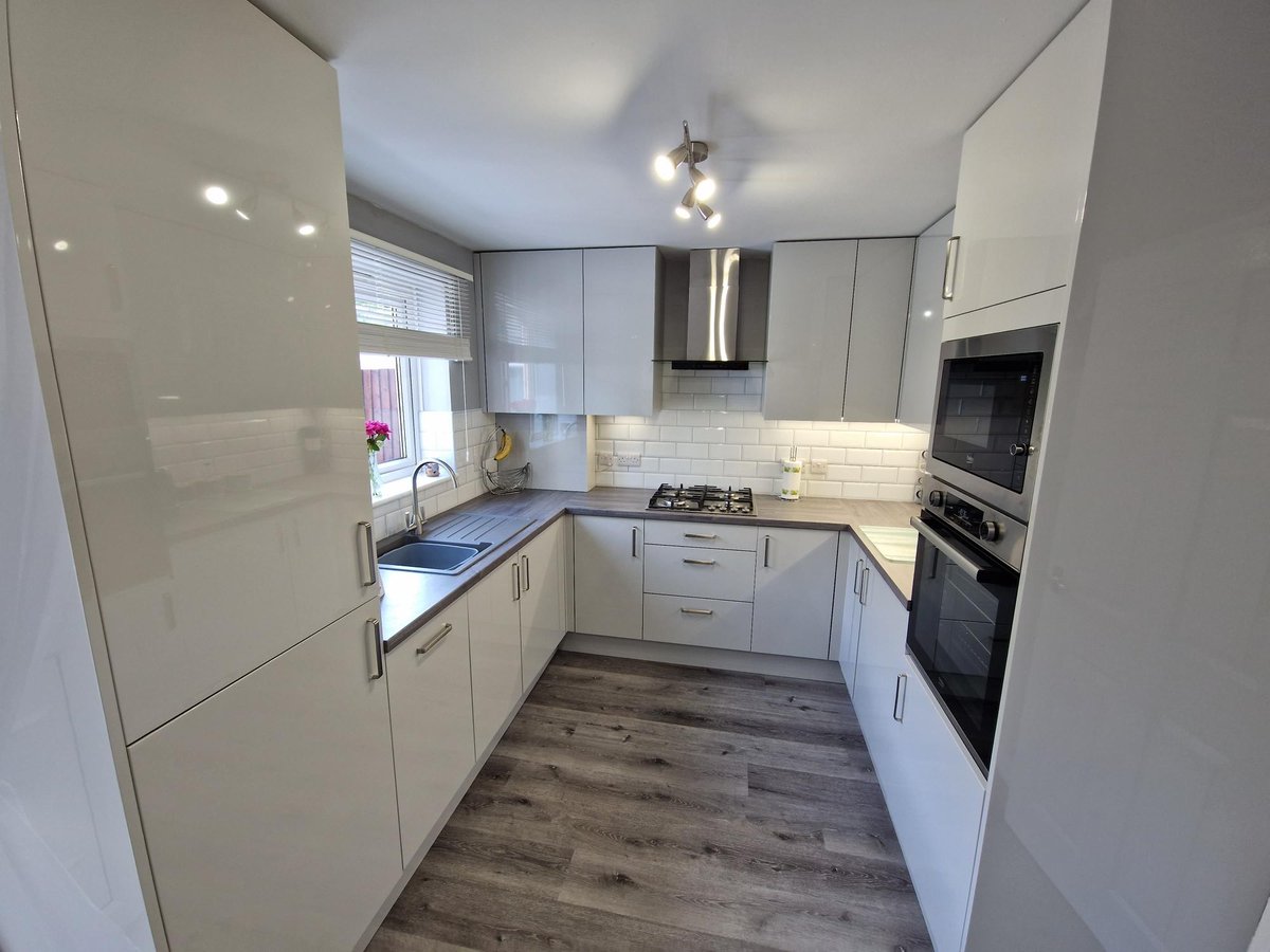 TKDBishopbriggs's tweet image. The Hollis-Jones household is thoroughly enjoying their brand new kitchen 🤍

Their Zara Gloss design features Light Grey doors and Grey Brown White River Oak worktops. You can find more of our customer kitchens online bit.ly/3LdUuWH

#GlossKitchen #GreyKitchen