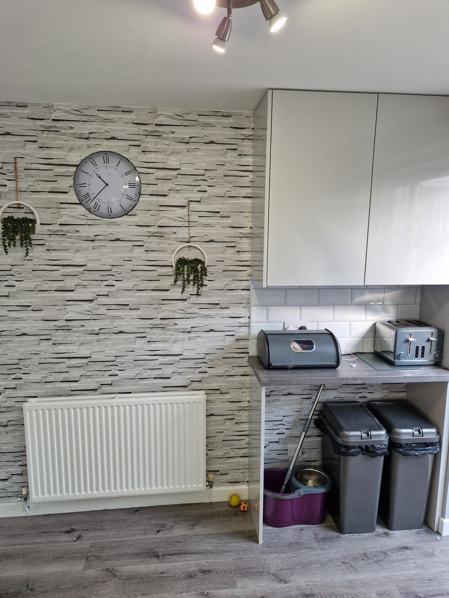 TKDBishopbriggs's tweet image. The Hollis-Jones household is thoroughly enjoying their brand new kitchen 🤍

Their Zara Gloss design features Light Grey doors and Grey Brown White River Oak worktops. You can find more of our customer kitchens online bit.ly/3LdUuWH

#GlossKitchen #GreyKitchen