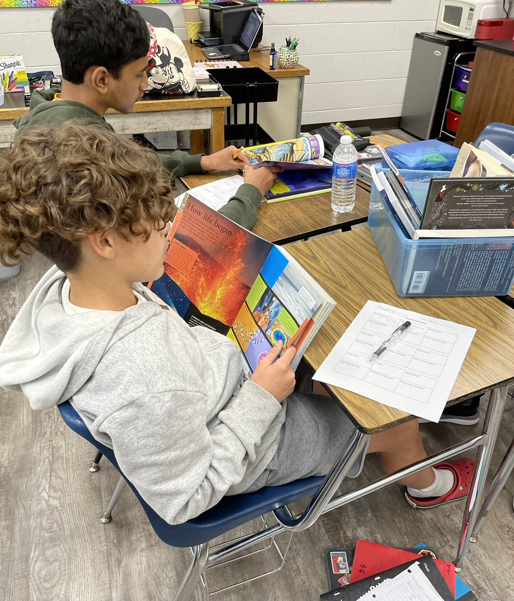 mrs_vindigni's tweet photo. We are so grateful &amp; excited for our new classroom content library! Non fiction &amp; fiction books! Students participated in a book walk to explore the different titles! 📚🔬#Middleschoolscience #growingminds @Paramus_Schools https://t.co/TltTYgjtVP