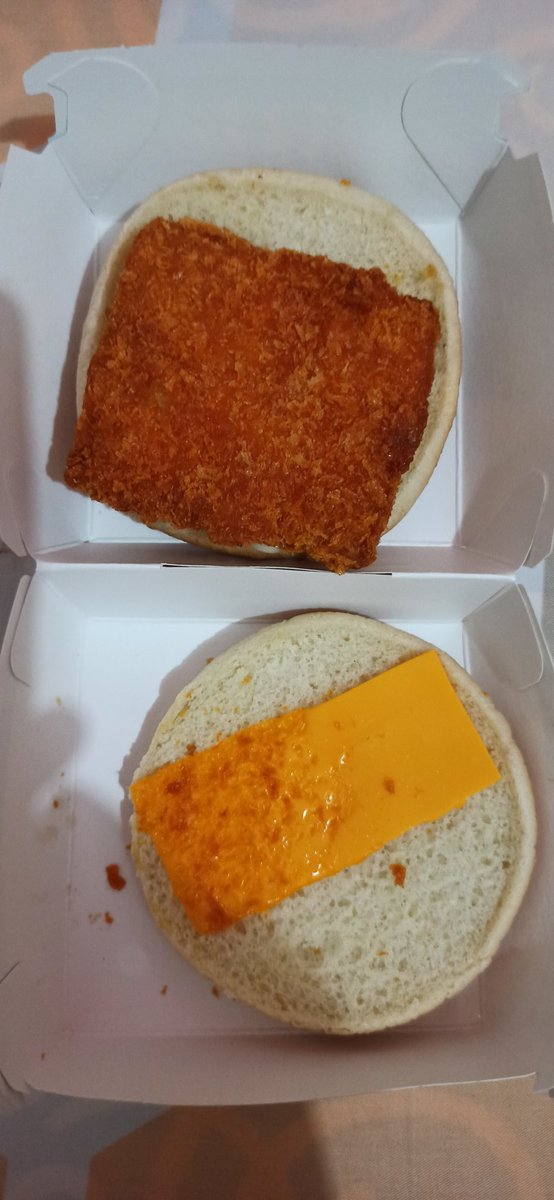 ulacat's tweet photo. @McDonalds_ID Laper, pulang dari RS dapet cheesenya cuman seuprit 🥲 https://t.co/kV30qLTFDh