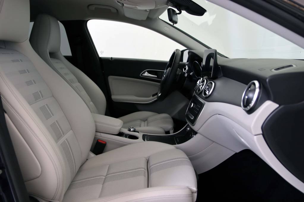 😎 Con este #CLA Mercedes ha conseguido un sedán con línea claramente deportiva y la agilidad y comportamiento de un compacto: lo tiene todo. 🔝

🙌 Precio y equipamiento: bit.ly/MB_CLA_SHOOTIN…