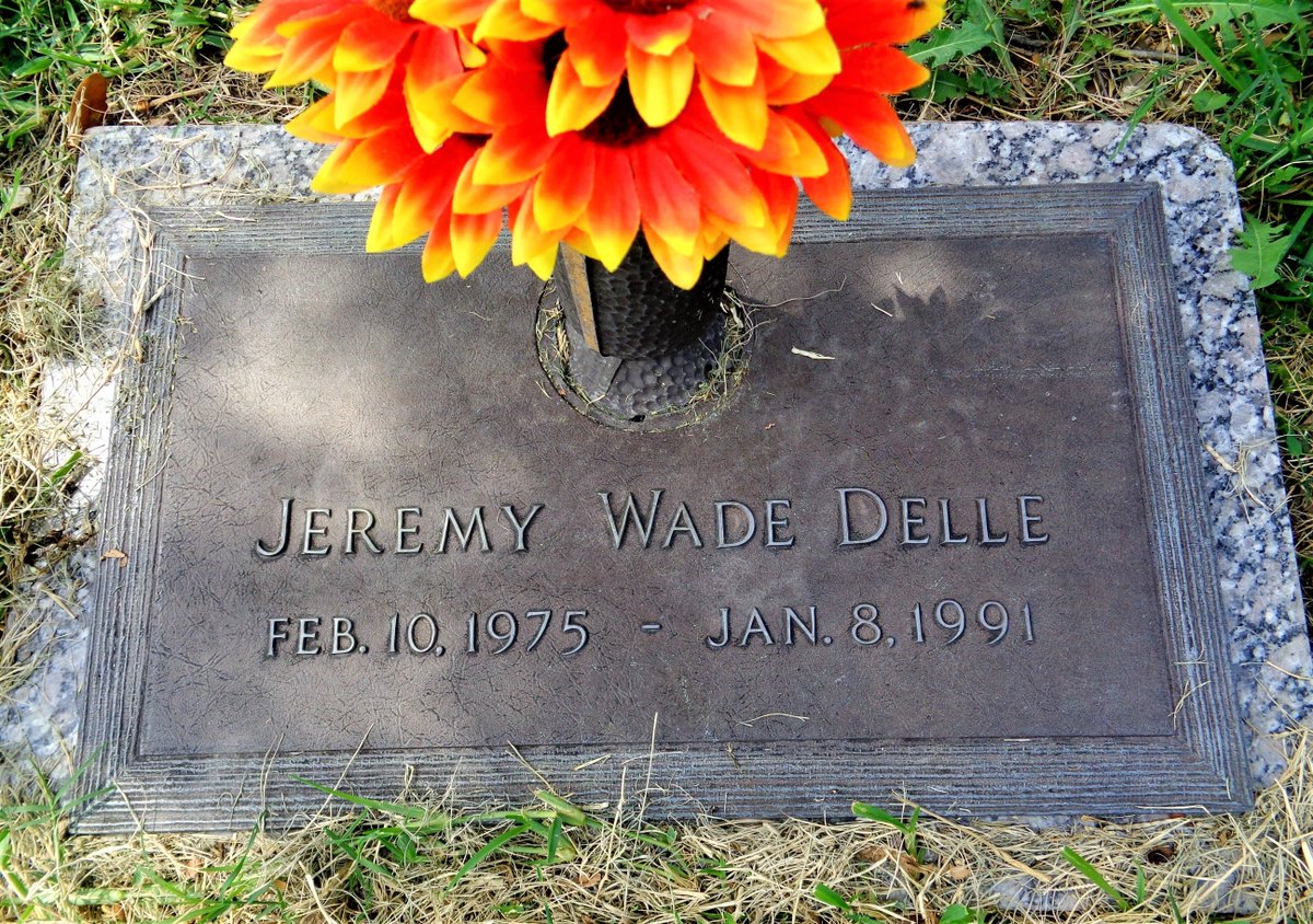 CemeteryRowPod's tweet photo. 📰 New Episode Alert: Ripped from the Headlines 📰
In this week’s Cemetery Row, the girls cover real-life stories that inspired books, movies and more. Sheena covers the story of Jeremy Delle, who inspired Pearl Jam’s hit song “Jeremy." 1/4 #podcast #pearljam #cemeteryrow https://t.co/SQPMYzZFlQ