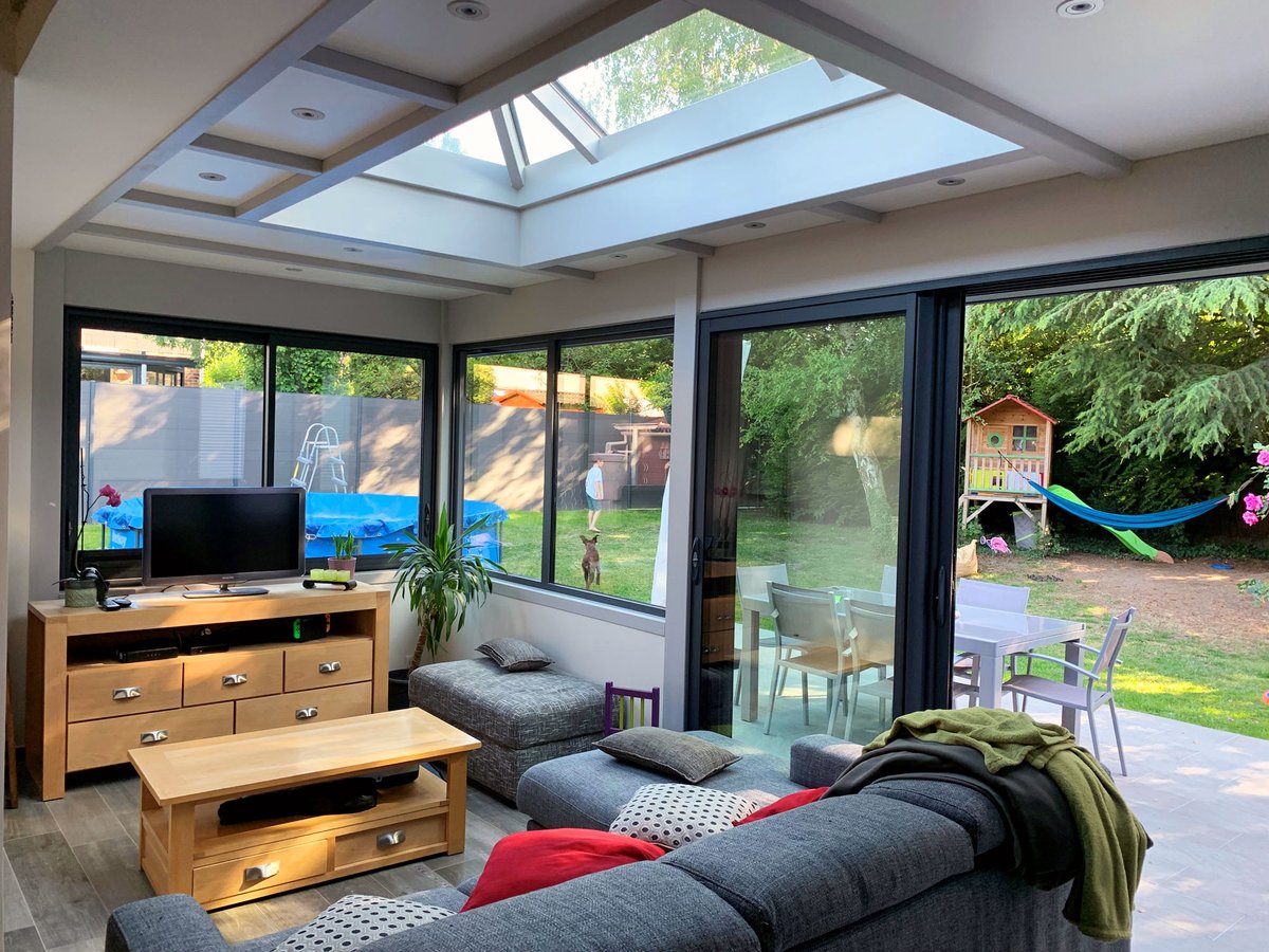 Cocooning &amp; coin TV ouvert sur le jardin 🍿🍃
Découvrez le projet de #véranda toit plat de nos clients à Lagny-sur-Marne dans le 77 : vie-veranda.com/avis-clients/5…