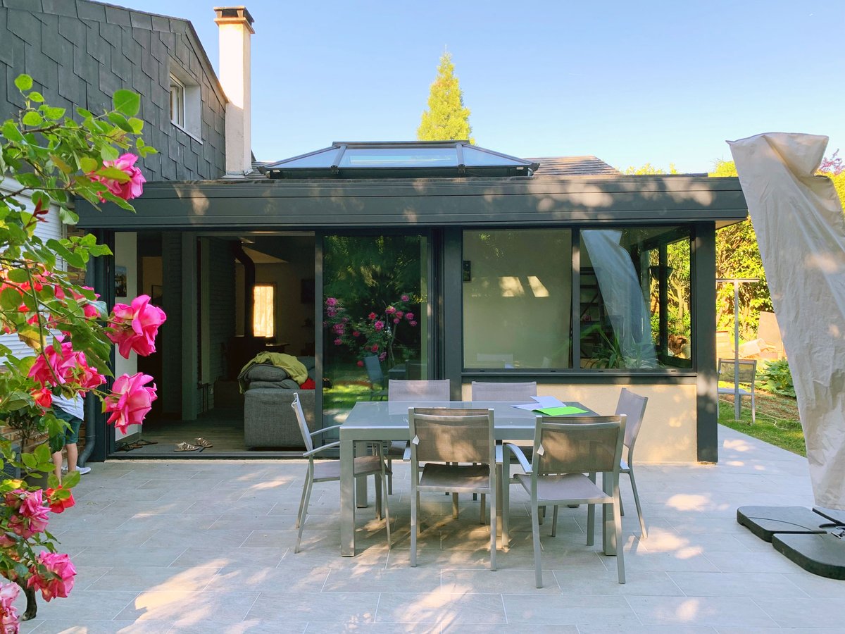 VieVeranda's tweet photo. Cocooning &amp; coin TV ouvert sur le jardin 🍿🍃
Découvrez le projet de #véranda toit plat de nos clients à Lagny-sur-Marne dans le 77 : https://t.co/ZoBO2nF2Q8 https://t.co/71hOL4WwSW