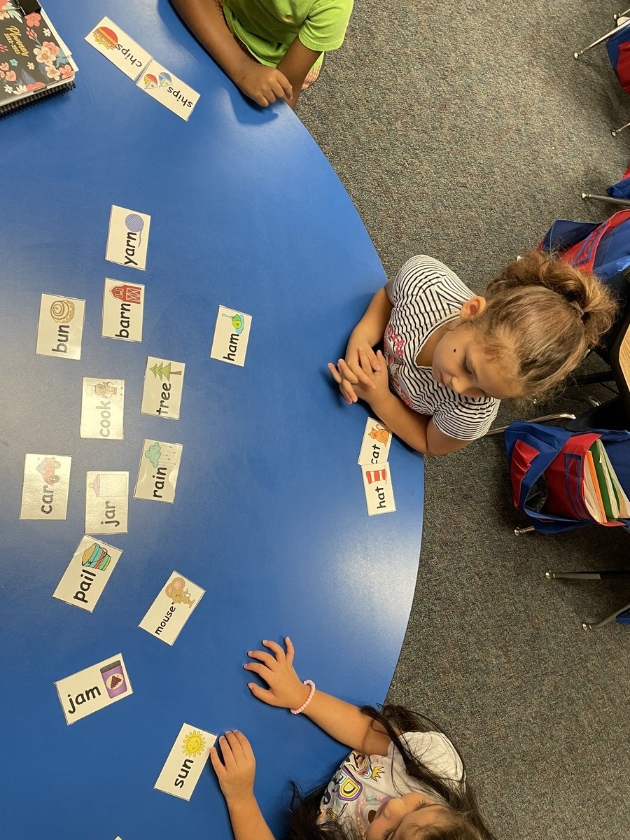 TaylorLakin1's tweet image. Ending our group time this morning with a little rhyming game. 💕 #kindermagic #rhyming #phonics @KaiserKISD @KassmyaN @KleinISD