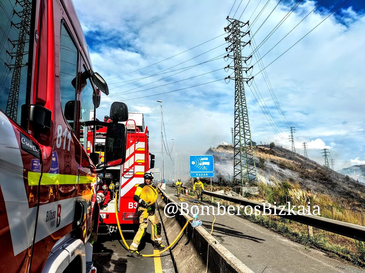 Seguimos trabajando en incendio #Barakaldo que afecta x humo a la…