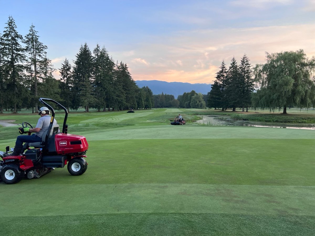PittMeadowsGolf's tweet photo. Another course maintenance Tuesday and our grounds crew team is hard at work! 
#pittmeadowsgolfclub #coursecrew #brightandearly
#riseandshine https://t.co/ChTchGetTI
