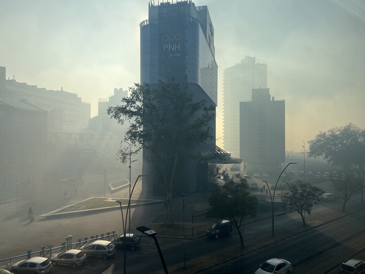 somoscorta's tweet photo. Las fotos del humo en Rosario por los incendios en el Delta del Paraná. https://t.co/TsuYi9Eqiy