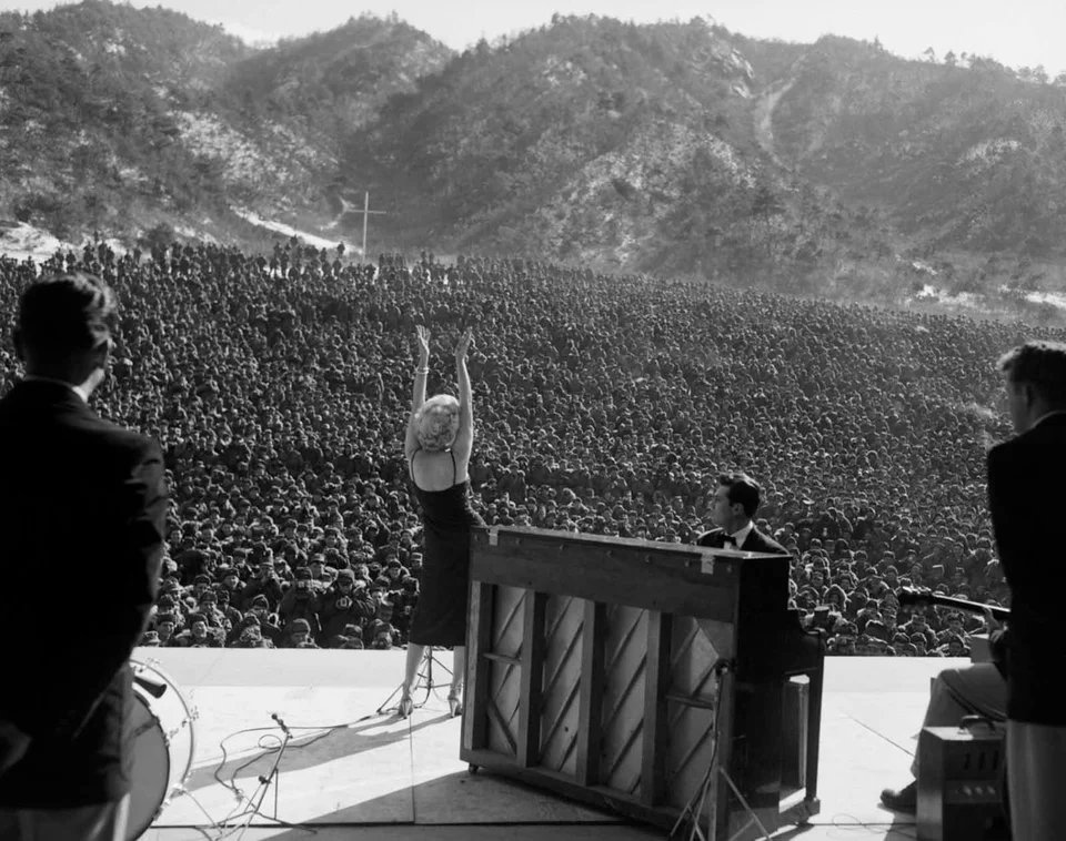 historydefined's tweet photo. Marilyn Monroe performing for the thousands of American troops in Korea, 1954. https://t.co/to8NGwvePr