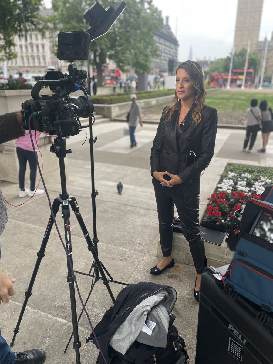 Day 6 of multiple live link ups across London for various international broadcasters. #streamingtanklive #streamingtank #OB #QueenElizabethII #streamingtankontour #lu800 #liveu