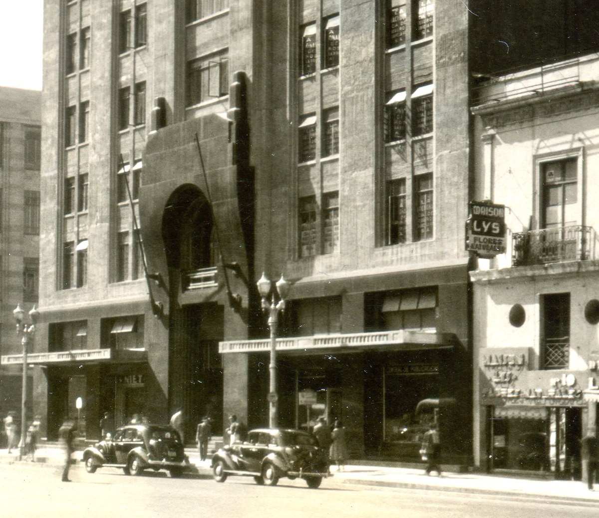 “Hace unas décadas”. La avenida Juárez y el edificio de La Nacional, en una postal llena de detalles.