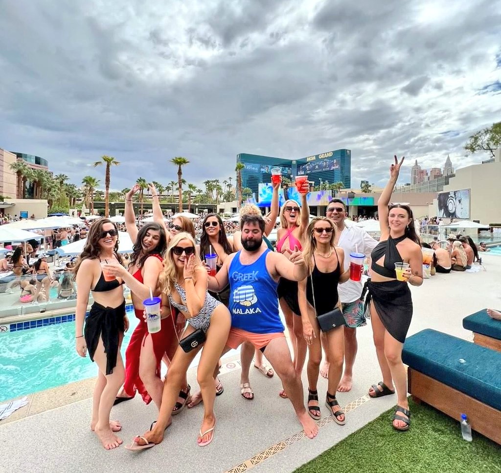 KimSweeney8's tweet photo. Just home from 5 nights in Vegas with the girls, my ribs are sore from laughing & my voice is gone. What a trip 🍻✨🎰 #unclegeorge https://t.co/g0G40WdG3x
