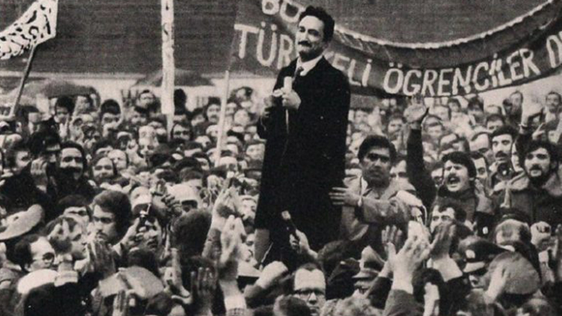 ArsivUnutmaz's tweet photo. 1970'li yıllarda Bülent Ecevit bir mitingde "Bu düzen değişecek" dedi. Kalabalıktan bir yurttaş "Düzen hayatından memnun, düzülen ne zaman değişecek?" diye bağırdı. https://t.co/7AH1ytMj7o