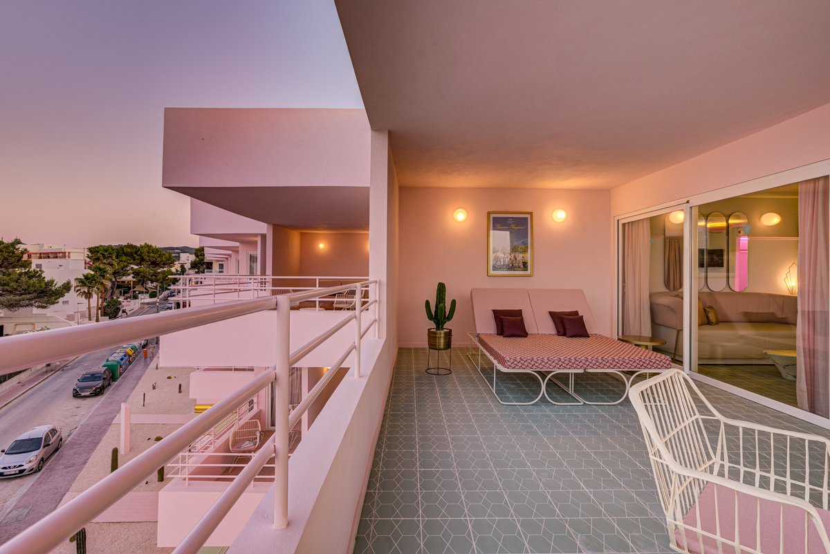 The new #GrandParadisoIbiza can't shine any brighter ✨Congratulations to <a href="/ilmiodesign/">ILMIODESIGN</a> 🥳
📸: Adam Johnson 

Discover it ➡ isimar.es/proyectos/gran… ⬅

#iSiMAR #Ibiza #IbizaHotel #interiordesign #hospitalitydesign  #outdoorfurniture #poolfurniture