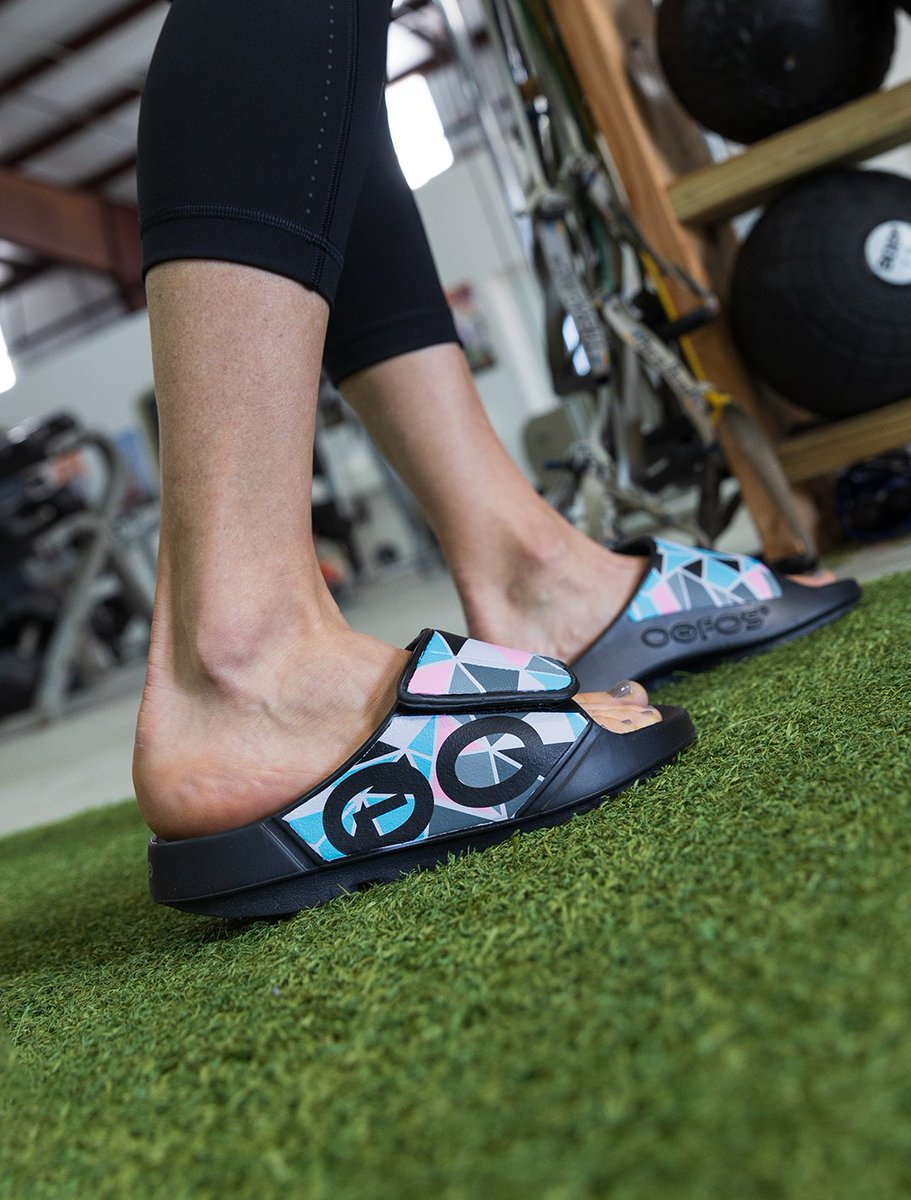 oofos's tweet photo. NEW Sport Flex!
View #ActiveRecovery in a new light with "Prizm Pink".
#RecoverySandals https://t.co/TEXCTBKUsd