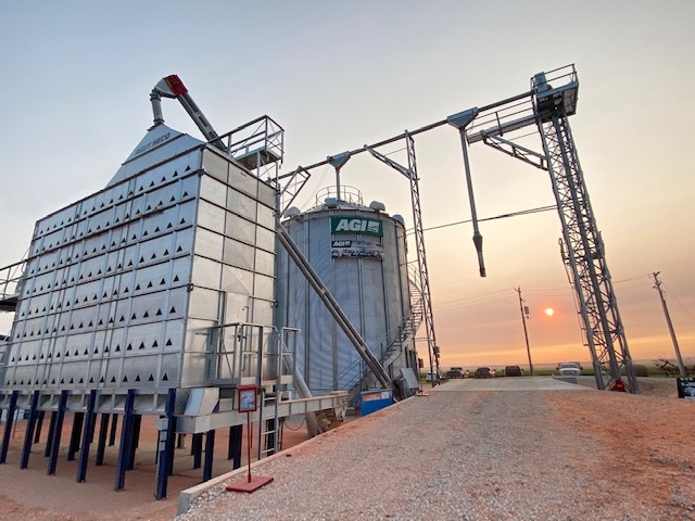 AgGrowthIntl's tweet photo. A big hello from AGI! It's GORGEOUS out here in Nebraska. Meet us at #HHD22, Stop by booth #326, then hop onto a golf cart to see AGI bins and dryers in action. So far we've dried 45k bushels of demo plot corn. 
#AGIatHHD @HHDays @AGI_Digital https://t.co/u8iktSornZ