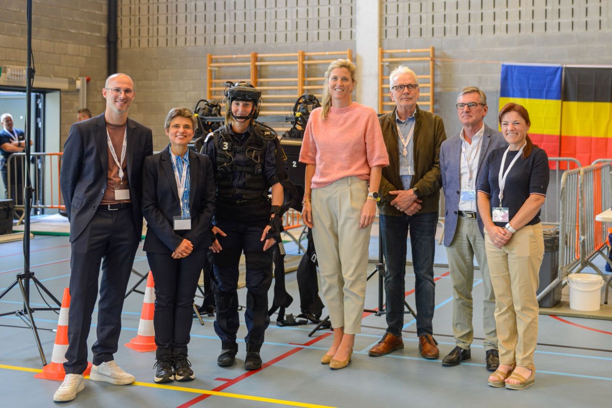 CampusVesta's tweet photo. De afsluitende conferentie van het Europese onderzoeksproject @shotpros ging vandaag van start op onze campus met een persconferentie. Politieagenten uit verschillende Europese landen hebben de gloednieuwe VR trainingstool voor de politie gedemonstreerd aan onze gasten. https://t.co/ZE4Y6K2Tth