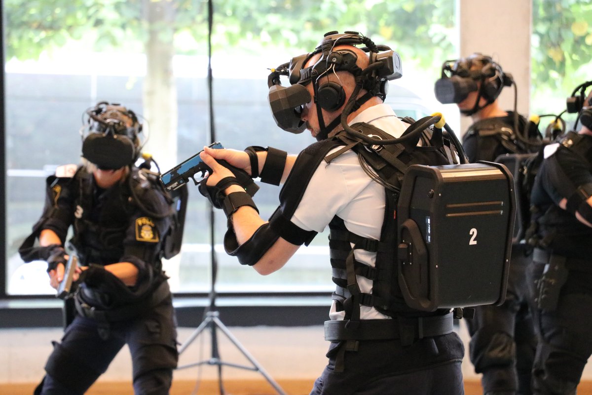CampusVesta's tweet photo. De afsluitende conferentie van het Europese onderzoeksproject @shotpros ging vandaag van start op onze campus met een persconferentie. Politieagenten uit verschillende Europese landen hebben de gloednieuwe VR trainingstool voor de politie gedemonstreerd aan onze gasten. https://t.co/ZE4Y6K2Tth